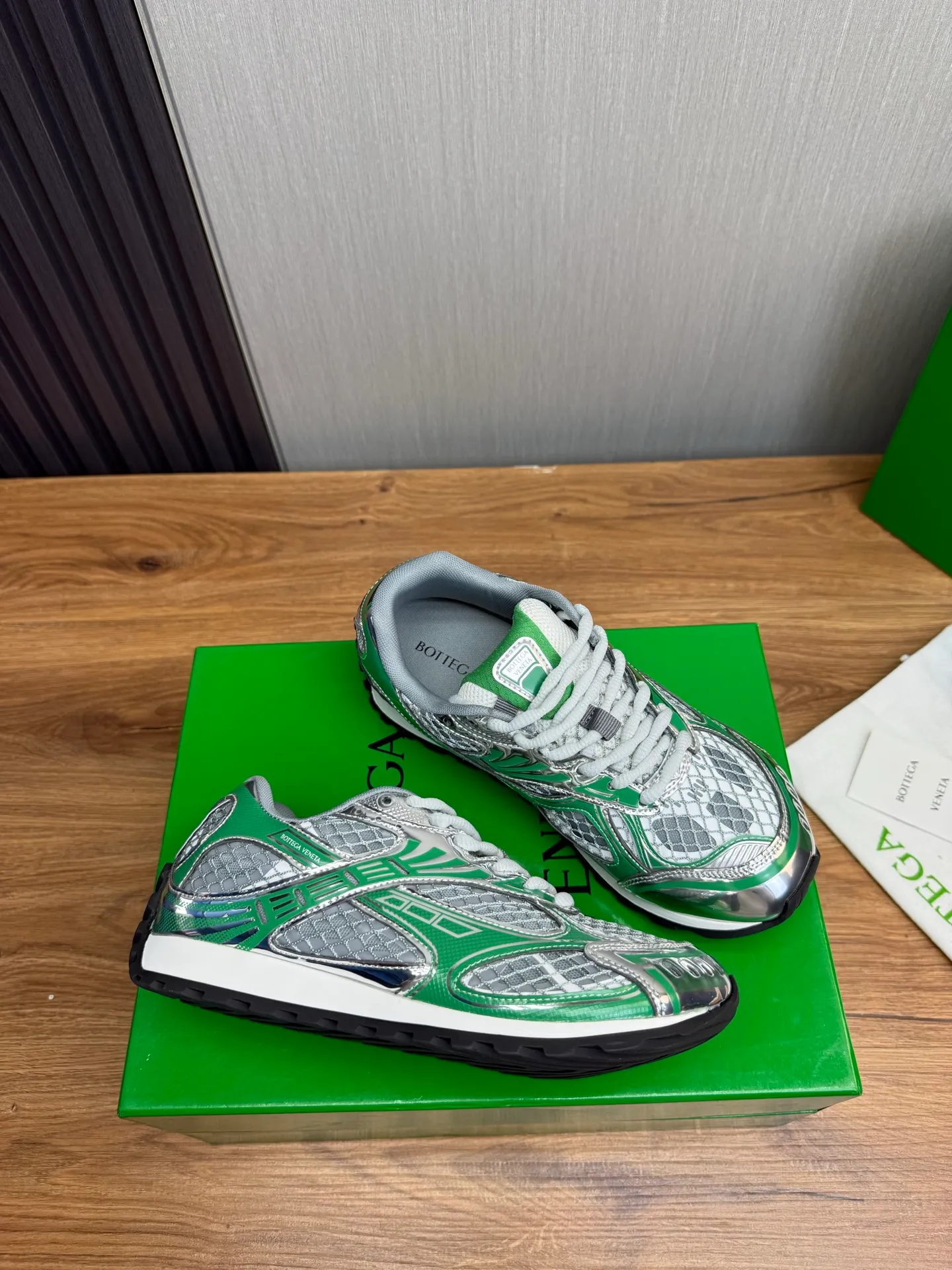Men's men's shoes 💰620💰 BV top version 𝘽𝙊𝙏𝙏𝙀𝙂𝘼 𝙑𝙀𝙉𝙀𝙏𝘼 Orbit sneakers Wang Yibo same style couple style dad shoes 🩷💚 Runner sneakers, made of lightweight technical mesh fabric. Features a geometric patterned rubber outsole. Pay attention to the package craftsmanship ❕ High version shipping ❗️ Very nice, durable to play with and durable to make ✔️ Standard version 💯💯 The outsole is made of color-blocked TPU outsole. Women’s model 35-41 (40 41 customized) Men’s model 39-46 (45.46 customized) Equipped with original packaging